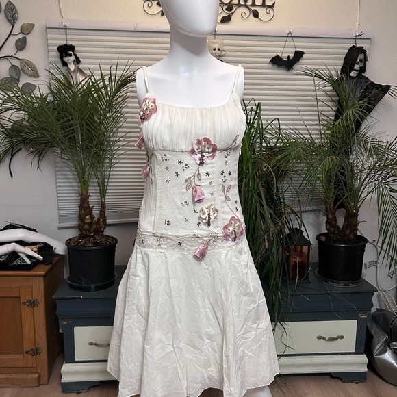 Chic White Floral Embellished Mini Dress - Picture 1 of 11